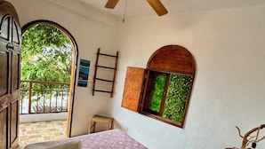 Quarto básico, banheiro compartilhado, vista para a lagoa | Roupas de cama premium, cofres nos quartos, cortinas blackout