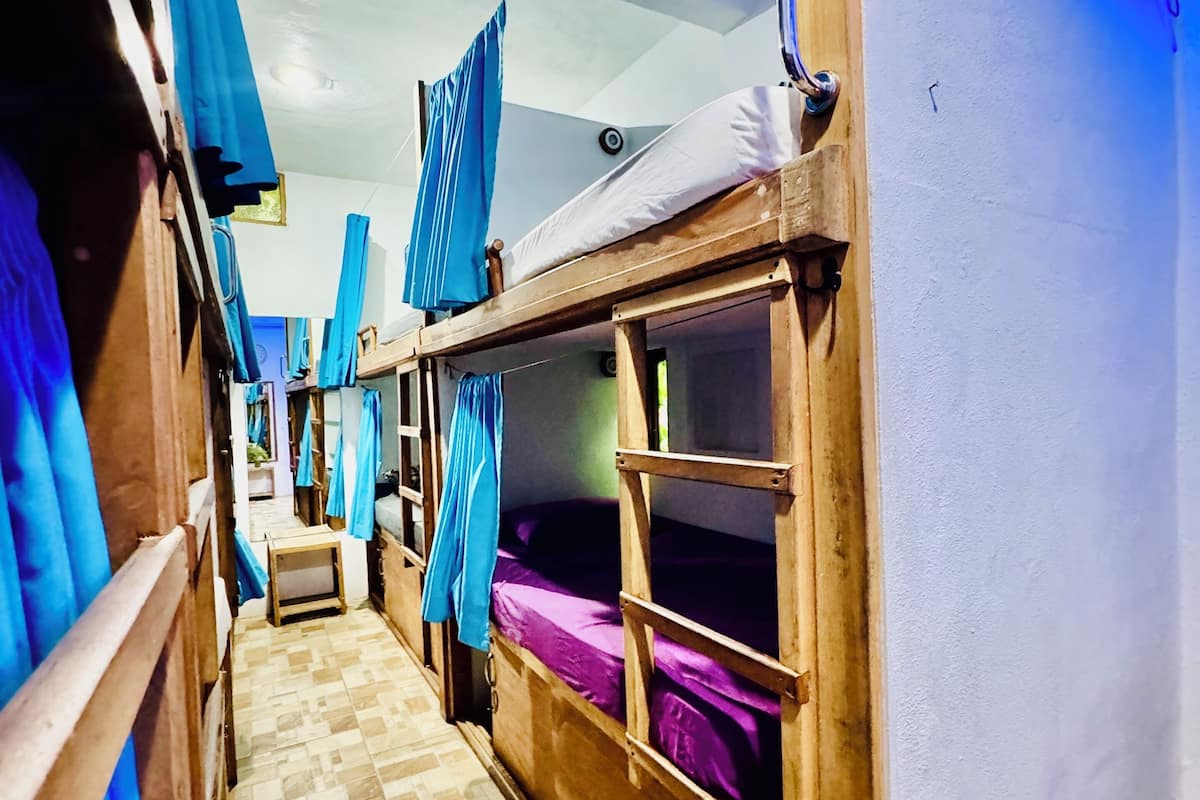 Ropa de cama de alta calidad y caja de seguridad en la habitación 