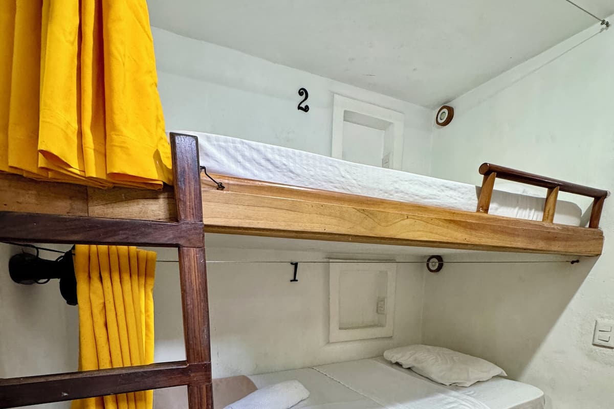 Ropa de cama de alta calidad y caja de seguridad en la habitación 