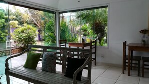 Área de estar no saguão