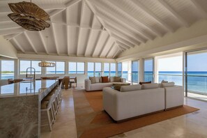 Premier Suite, 1 Katil Kelamin (Double), Ocean View (Penthouse) | Ruang tamu | 32 inci televisyen skrin rata dengan kabel, TV, buku-buku