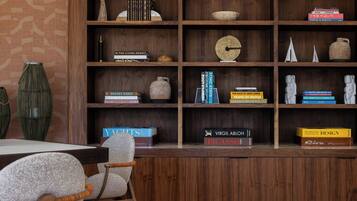 Een houten boekenplank met boeken en decoratieve objecten.