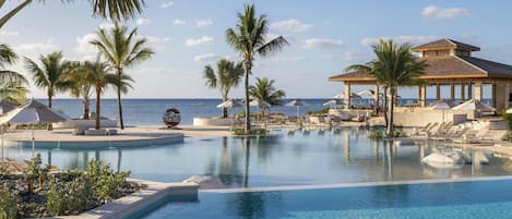 3 outdoor pools, pool umbrellas, sun loungers