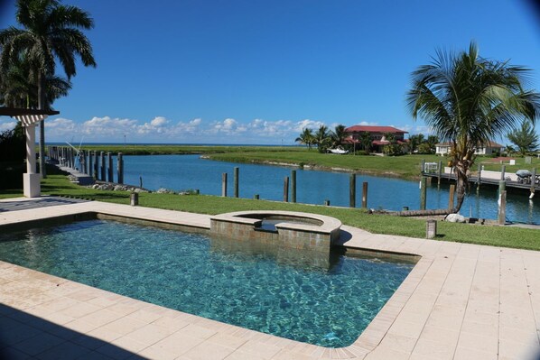 สระว่ายน้ำกลางแจ้ง