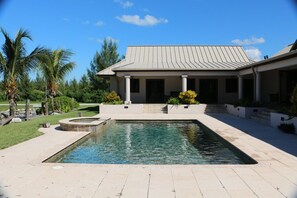Outdoor pool - Jasmine on The Isle (West End)