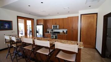 Villa Luxe, 5 chambres, cuisine, vue océan | Cuisine privée | Réfrigérateur, micro-ondes, plaque de cuisson, lave-vaisselle