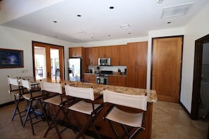 Villa de lujo, 5 habitaciones, cocina, vistas al mar | Cocina privada | Frigorífico, microondas, placa de cocina y lavavajillas