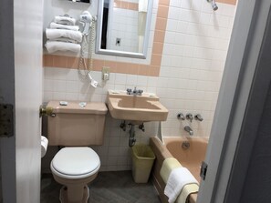 Bathroom shower - Best Budget Inn (Reedsport)