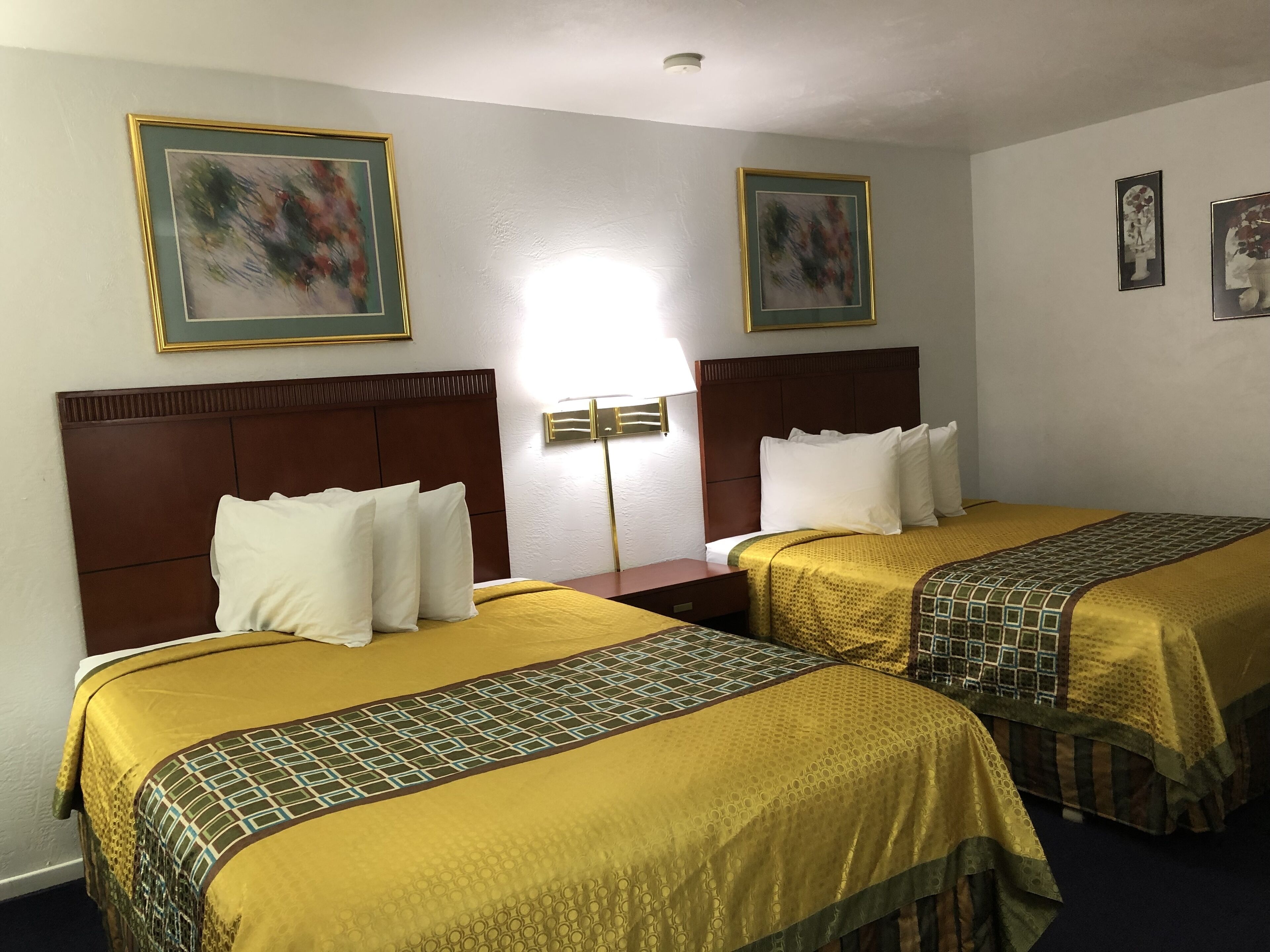 Habitación estándar, 2 camas Queen size, para no fumadores | Wifi gratis y ropa de cama 