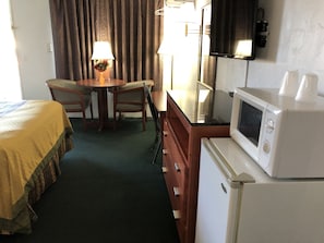 Standardzimmer, 2 Queen-Betten, Nichtraucher | Kostenloses WLAN, Bettwäsche