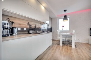 Departamento Deluxe, 1 habitación, balcón (without parking - 23) | Cocineta privada | Refrigerador, microondas, parrilla de estufa y lavavajillas 