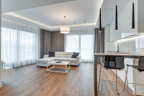 ซูพีเรียอพาร์ทเมนท์, 1 ห้องนอน, ระเบียง, วิวแม่น้ำ ((4 Adults) 32.2) | ห้องนั่งเล่น | ทีวีจอแบน