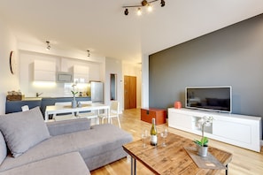 Apartamento conforto, 1 quarto ((4 Adults, Jaglana 6B Street) 49) | Sala de estar | TV de tela plana