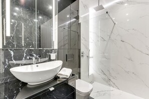 スーペリア アパートメント 1 ベッドルーム バルコニー リバービュー ((4 Adults) 32.2) | バスルーム | シャワー、ヘアドライヤー、タオル