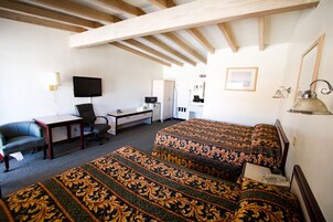 Escritorio, tabla de planchar con plancha y wifi gratis 