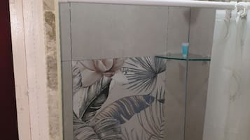 Classic Single Room, Garden View | Bathroom | Towels, soap, shampoo, toilet paper