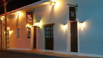 Fachada da propriedade à noite