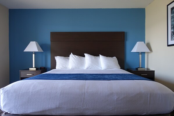 Escritorio, cortinas blackout y tabla de planchar con plancha 