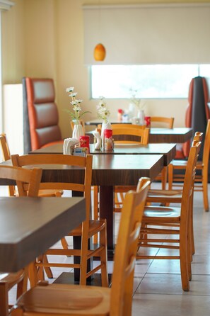 Frühstück, Mittagessen, Abendessen, regionale Küche 