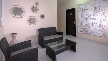 En 32-tommers Flatskjerm-TV med kabel-kanaler samt TV