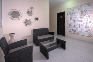 32-inch flat-screen TV with cable channels, TV - Hotel Villa Margaritas (Villahermosa)