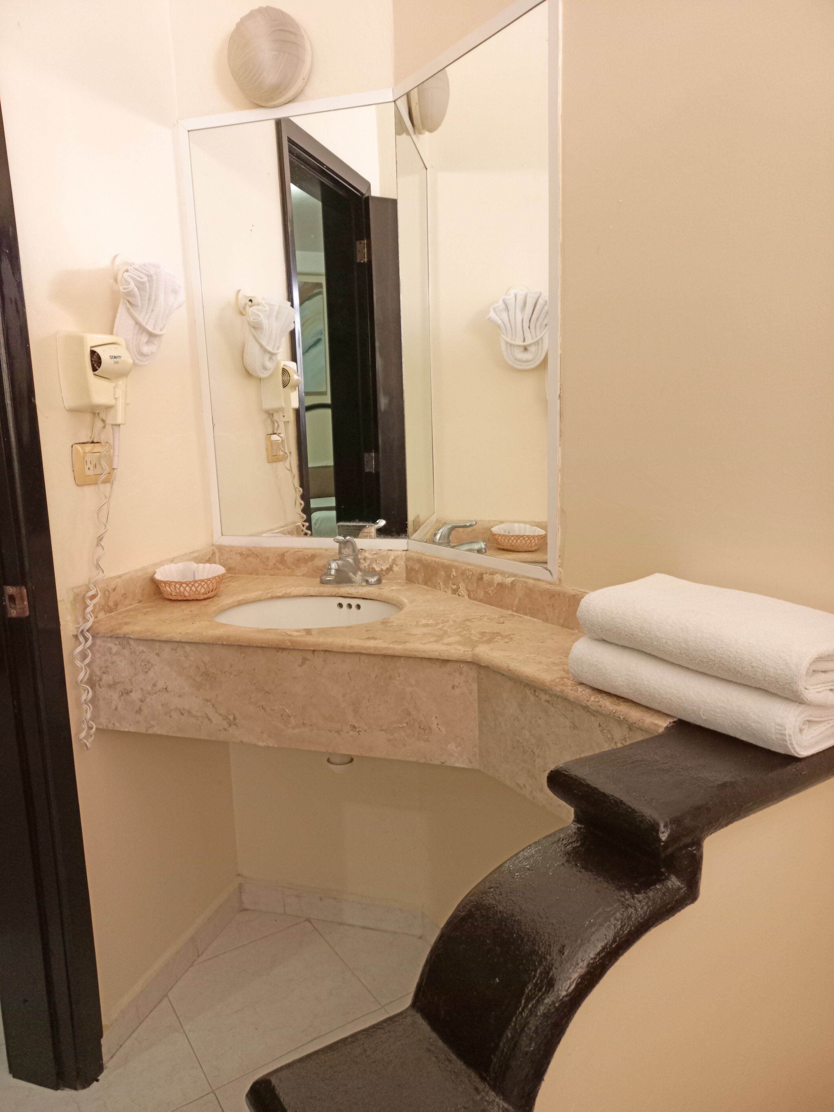habitación doble | bathroom | shower, free toiletries, hair dryer, towels