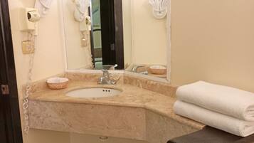 Habitación Doble | Bathroom | Shower, free toiletries, hair dryer, towels