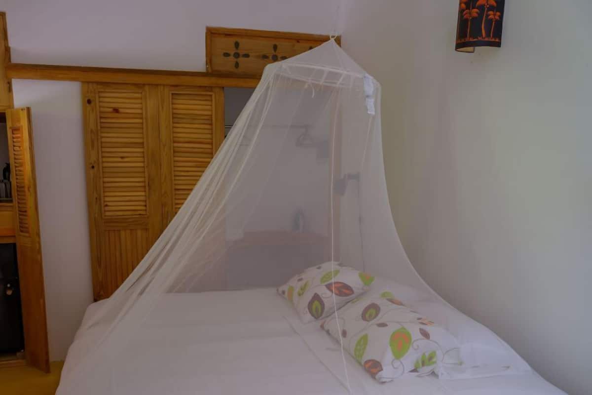 1 chambre, literie de qualité supérieure, fer et planche à repasser