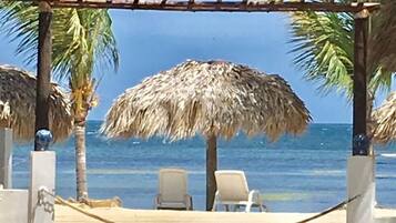 En la playa y playa de arena blanca