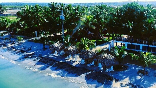 บนชายหาด, ทรายสีขาว