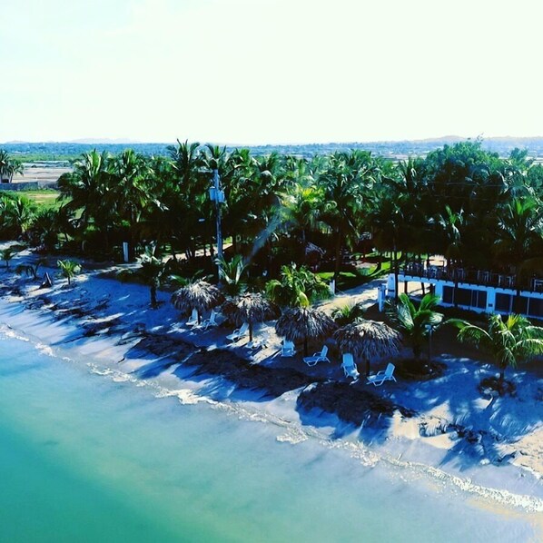 On the beach, white sand - Hotel El Cayito Beach Resort Montecristi (Monte Cristi)