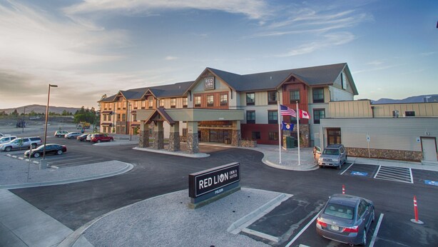 A hotel with a sign reading "Red Lion Inn & Suites." - Red Lion Inn & Suites Polson (Polson)
