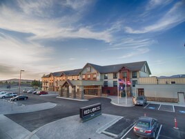 Un hôtel dont l’enseigne indique « Red Lion Inn & Suites ».