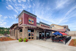 Se sirven almuerzos y cenas, cocina americana