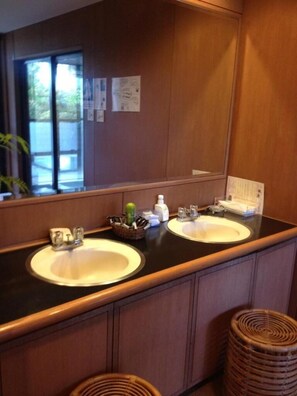 Separate tub and shower, free toiletries, hair dryer, slippers - Lalaca (Hakone)