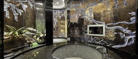 Suite Mewah, 1 Tempat Tidur King | Kamar mandi | Bathtub dan shower terpisah, bathtub besar, pengering rambut, dan sandal