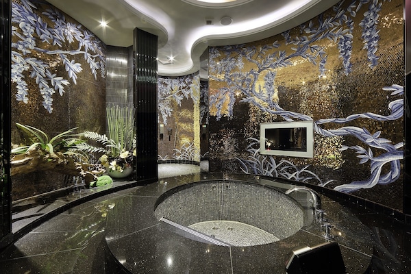 Luxury Suite | Bathroom | Separate bathtub and shower, deep-soaking bathtub, hair dryer, slippers