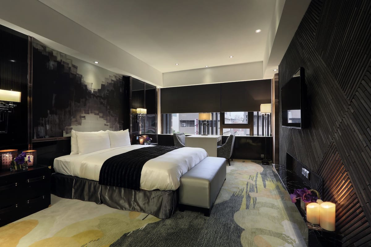 double room, 1 double bed, bathtub | 1 bedroom, premium bedding, free minibar, in-room safe
