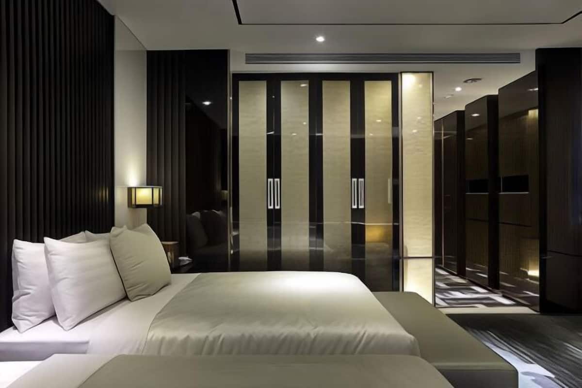 1 bedroom, premium bedding, free minibar, in-room safe