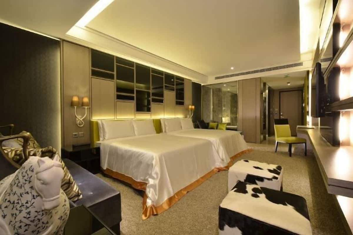 1 bedroom, premium bedding, free minibar, in-room safe