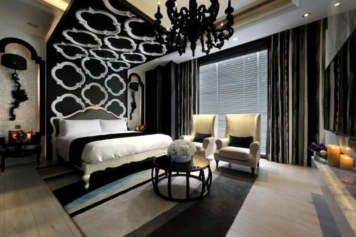 1 bedroom, premium bedding, free minibar, in-room safe