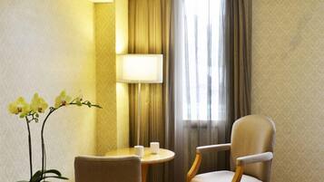 Deluxe Quadruple Room, Hot Tub | Desk, free WiFi