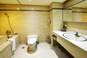 Deluxe Quadruple Room, Hot Tub | Bathroom | Free toiletries, hair dryer, towels - Apollo Hotel (Puli)