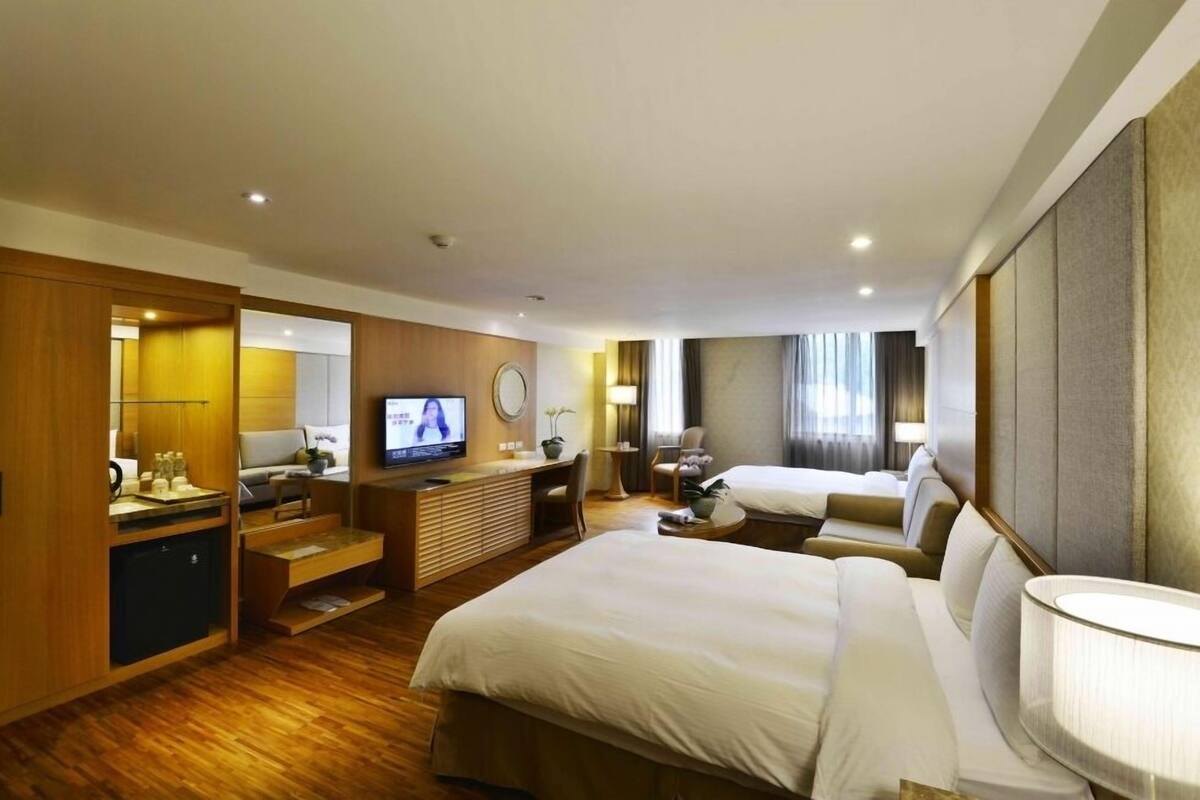 Deluxe Quadruple Room, Hot Tub | Desk, WiFi (free)