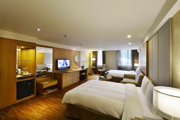 Deluxe Quadruple Room, Hot Tub | Desk, free WiFi - Apollo Hotel (Puli)