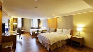 Habitación cuádruple Deluxe, hidromasaje | Escritorio y wifi gratis