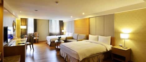 Deluxe Quadruple Room, Hot Tub | Desk, free WiFi