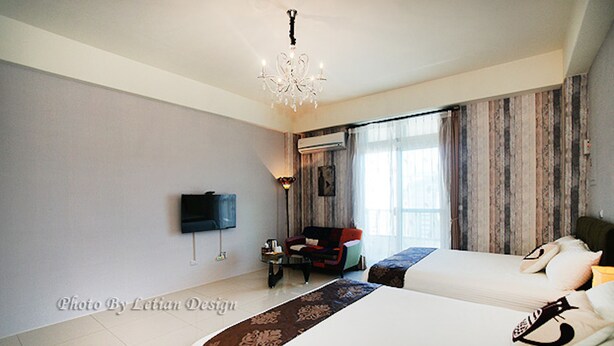 A hotel room with two beds, a TV, a chandelier, and a window with curtains. - Smokey Cat B&B (Taitung)
