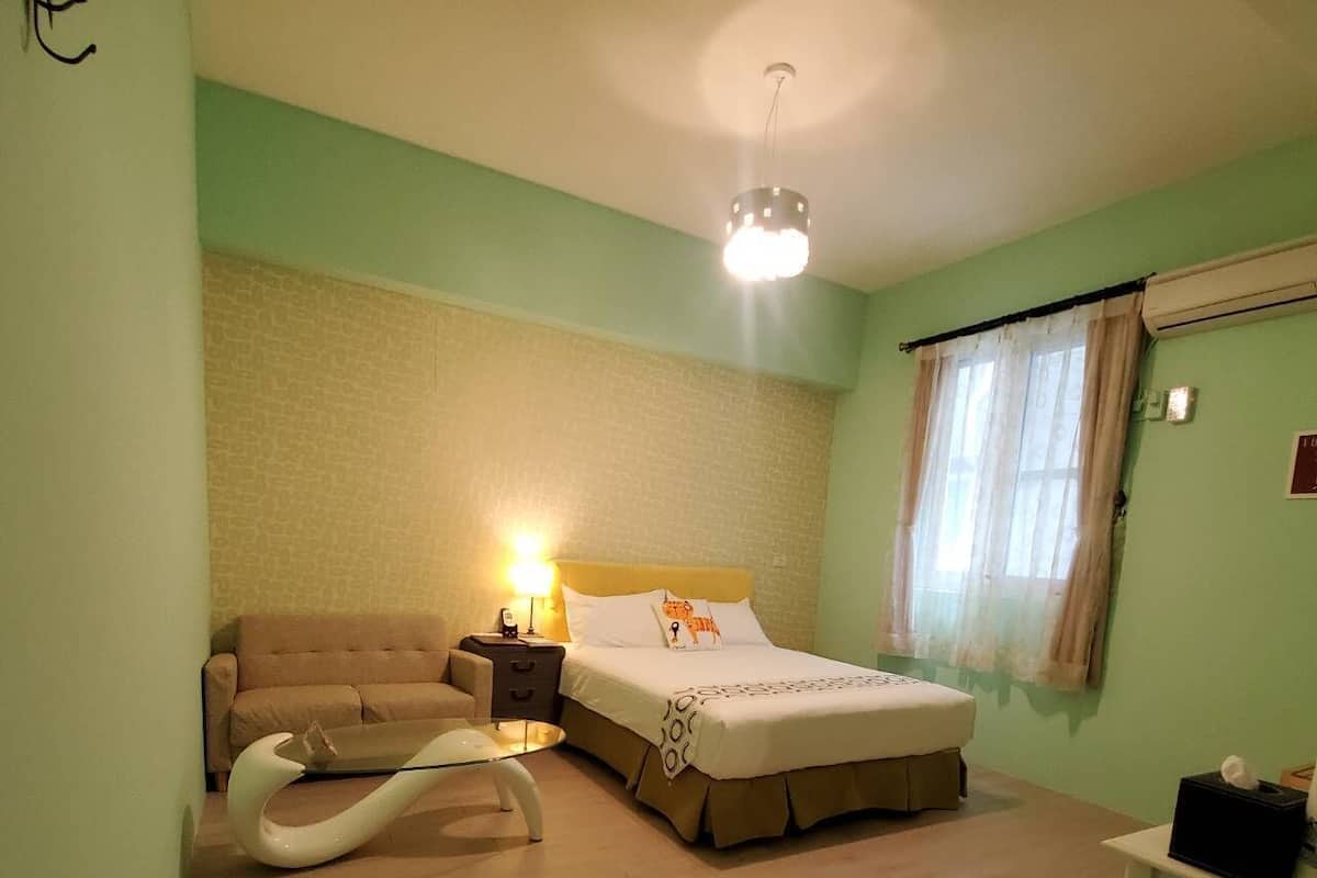 Une chambre à coucher comprenant un lit, une table de chevet, une lampe et une chaise blanche originale.
