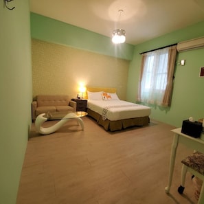 Quarto casal standard | Edredons de pluma, escrivaninha, cortinas blackout, Wi-Fi de cortesia
